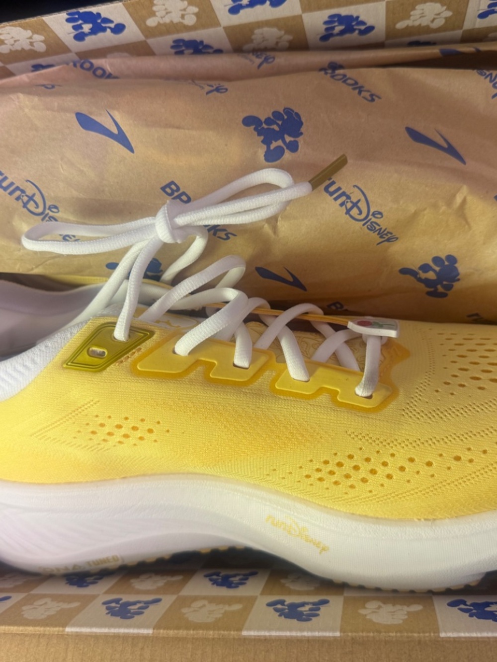 Brooks Disney Belle - Picture 5 of 7